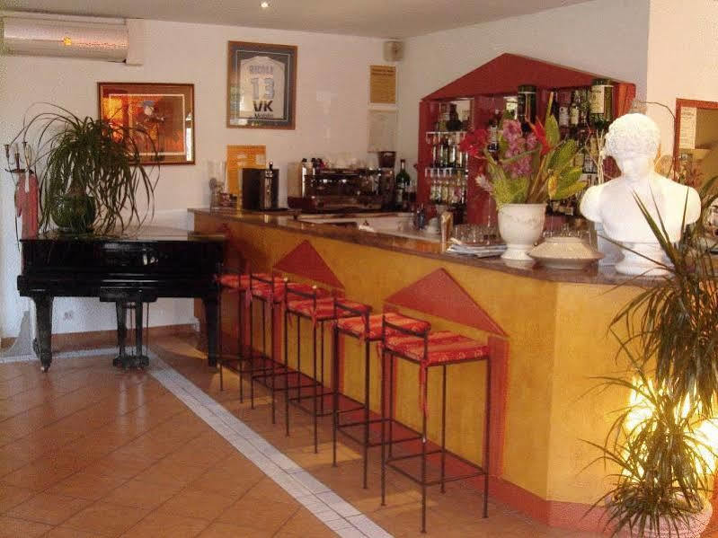 Hotel Le Cesar Plan-de-Cuques Ristorante foto